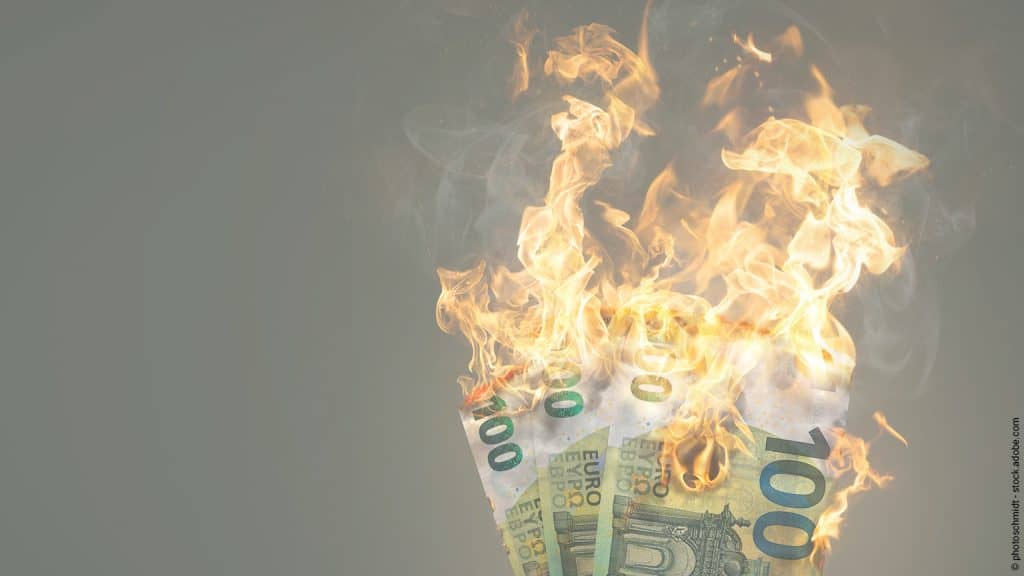 Inflation: 100 Euro Scheine verbrennen mit lodernde Flamme.