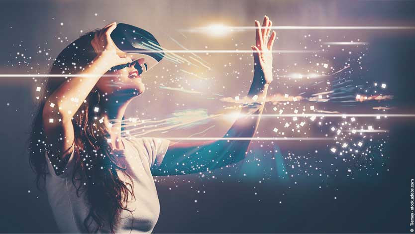 Innovation in Unternehmen: Frau mit Virtual Reality Brille blickt in die Zukunft.