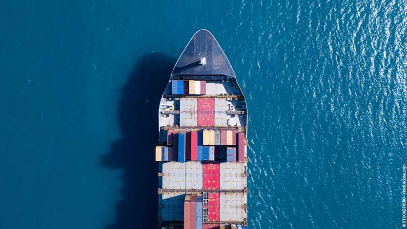 Frachtschiff beladen mit Containern am Meer