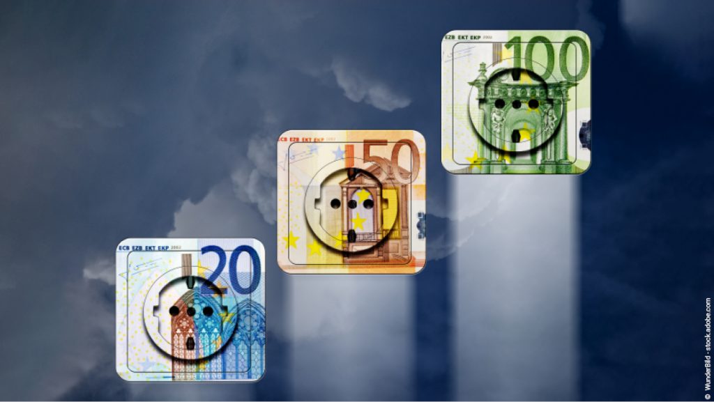 Drei Steckdosen mit aufgedruckten 20-, 50- und 100-Euro-Geldscheinen, welche die Preisexplosion am Energiemarkt darstellen sollen.