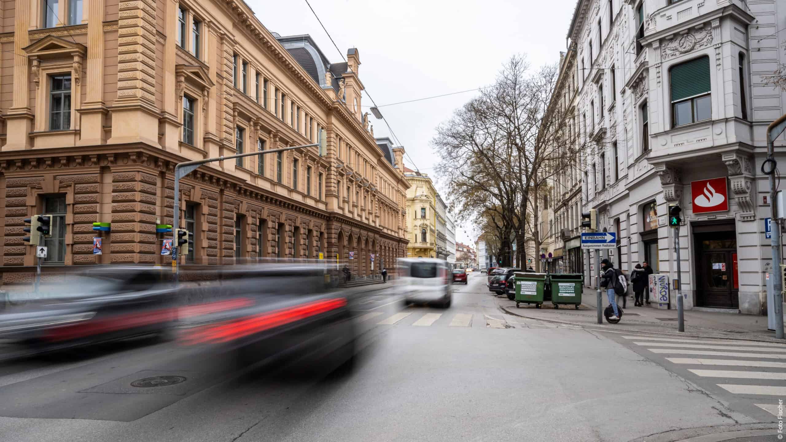 Verkehr in der Grazer Neutorgasse zeigt Notwendigkeit der Verkehrswende in Graz.