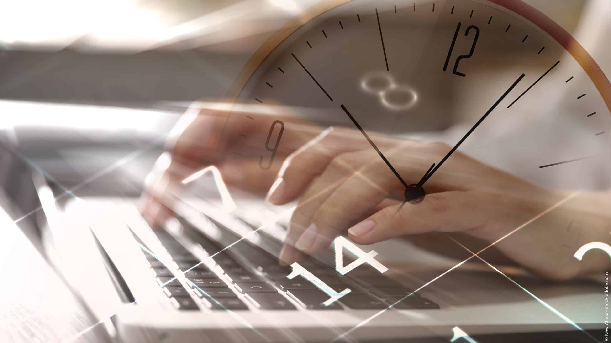 Arbeitszeitverkürzung: Eine Frau die an einem Laptop arbeitet, ein Kalender und eine Uhr sollen die Arbeitszeit darstellen.
