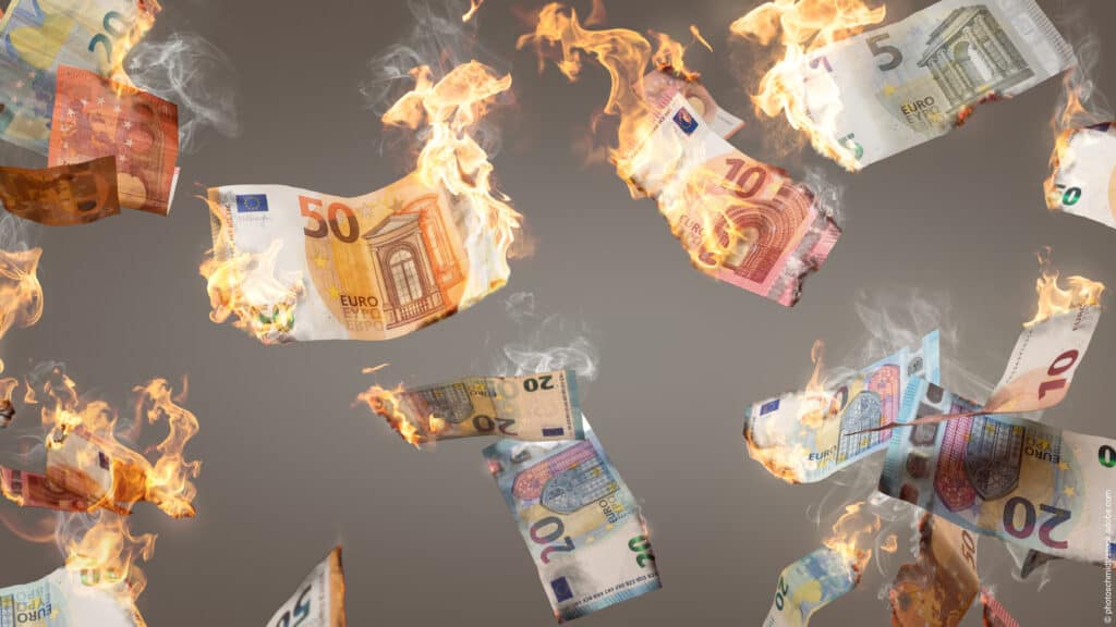 Euro-Banknoten, die brennend vom Himmel fallen